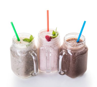 Beyaz arka plan üzerinde bir saman ile kavanozda Milkshake