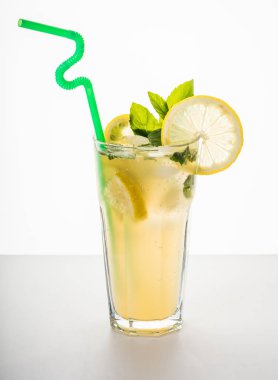 Hafif bir arka plan üzerinde nane yaprakları ve buz ile Limonata