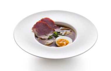 Asya yemekleri, beyaz arka planda şehriye çorbası