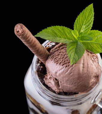 Cam bir kavanozda dondurma yakın çekim ile meyve tatlı