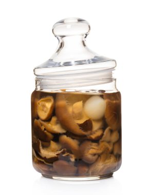 Beyaz izole arka planda kavanozda mantar turşusu.