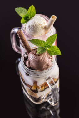 Cam kavanozda dondurma ile meyve tatlılar
