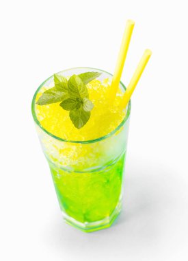 Beyaz arka plan üzerinde buzdan kokteyl mojito