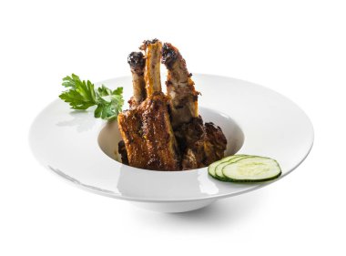 beyaz bir arka plan üzerinde sos ve sebze ile kızarmış kaburga