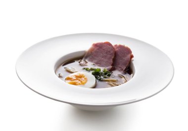 Asya yemekleri, beyaz arka planda şehriye çorbası