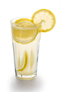 Beyaz arka plan üzerinde bir bardak taze limonata