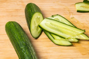 ahşap kesme tahtası üzerinde taze salatalık yakın çekim