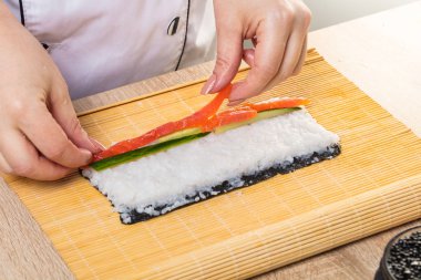 Japon şef. Şef rulo hazırlar, eller yakın çekim