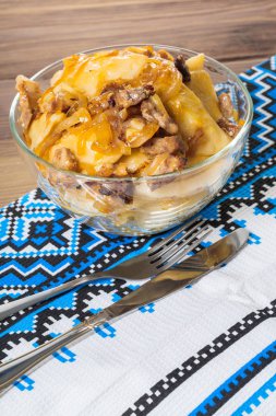 ahşap bir arka plan üzerinde pişmiş vareniki