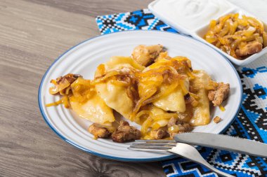 ahşap bir arka plan üzerinde pişmiş köfte