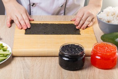 Japon şef. Şef rulo hazırlar, eller yakın çekim