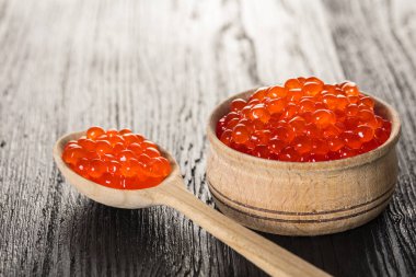 ahşap bir kase kırmızı havyar, rustik tarzı