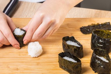 Japon şef. Şef rulo hazırlar, eller yakın çekim