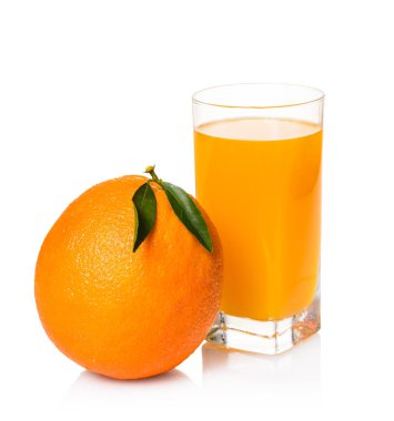 beyaz izole arka plan üzerinde bir bardak portakal suyu