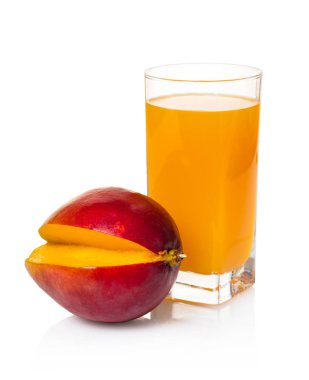 beyaz izole arka plan üzerinde bir bardak mango suyu