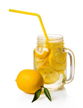 beyaz izole arka plan üzerinde bir kavanozda limon içecek