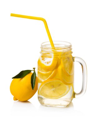 beyaz izole arka plan üzerinde bir kavanozda limon içecek