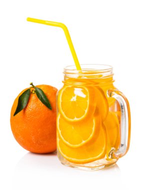 beyaz izole arka plan üzerinde bir kavanozda turuncu içecek