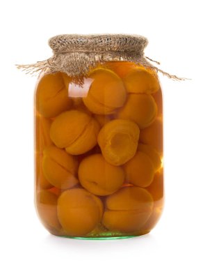 beyaz arka plan üzerinde izole cam bir kavanozda konserve kayısı