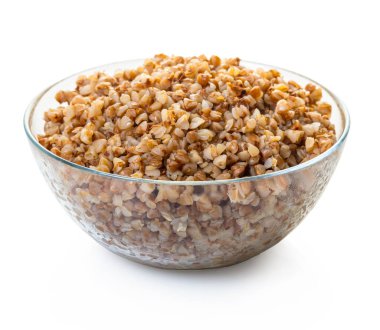 beyaz izole arka plan üzerinde bir kapta pişmiş karabuğday