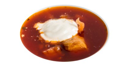 beyaz arka plan üzerinde ekşi krema ile taze borscht