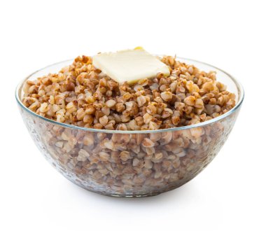 beyaz izole arka plan üzerinde tereyağı ile pişmiş karabuğday