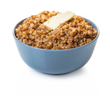 beyaz izole arka plan üzerinde tereyağı ile pişmiş karabuğday