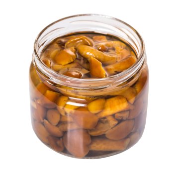 Beyaz izole arka planda kavanozda mantar turşusu.