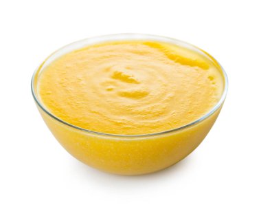 Mısır kabuğu çıkarılmış tane beyaz izole arka planda bir kase pişmiş