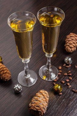 Ahşap Tatil arka plan üzerinde şampanya ile gözlük