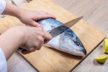 Cook çiğ ton balığı keser, closeup eller