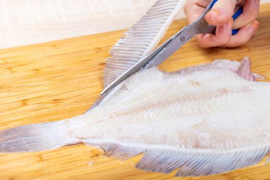 aşçı kesim balık pisi balığı, eller yukarı