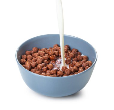 süt beyaz izole zemin üzerine Kakaolu gevrek topları