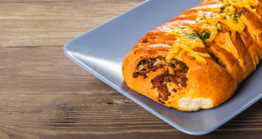 pasta et ve peynirle ahşap arka plan üzerinde