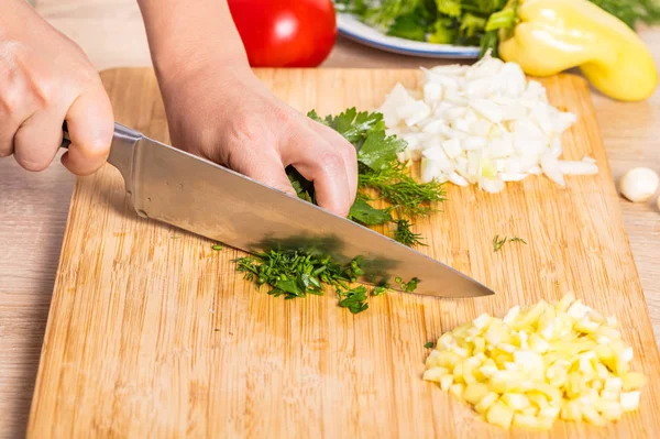 厨师用刀在木板上切青菜 — 图库照片