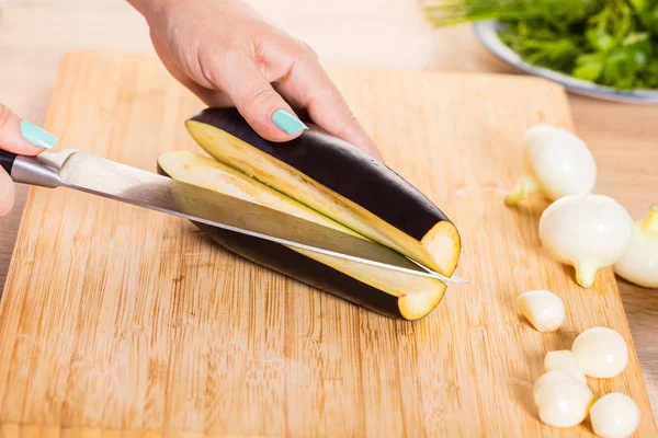 Cozinheiro Corta Berinjela Com Uma Faca — Fotografia de Stock