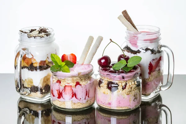 Dolci Frutta Barattolo Con Riflessione Sfondo Chiaro — Foto Stock