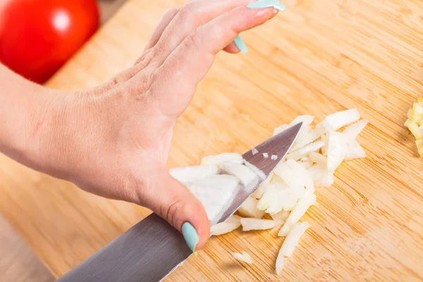 Cook Taglia Cipolle Con Coltello Tavola Legno — Foto Stock