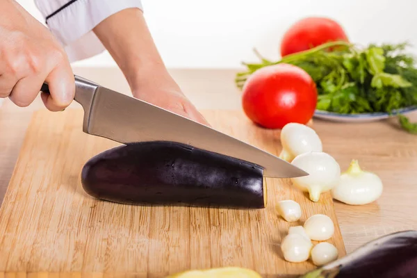 Cuoco Taglia Melanzane Con Coltello — Foto Stock