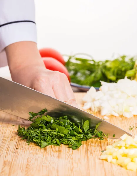 Cook Corta Verduras Con Cuchillo Una Tabla Madera — Foto de Stock