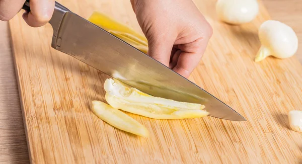 Cucinare Taglia Pepe Con Coltello Tavola Legno — Foto Stock