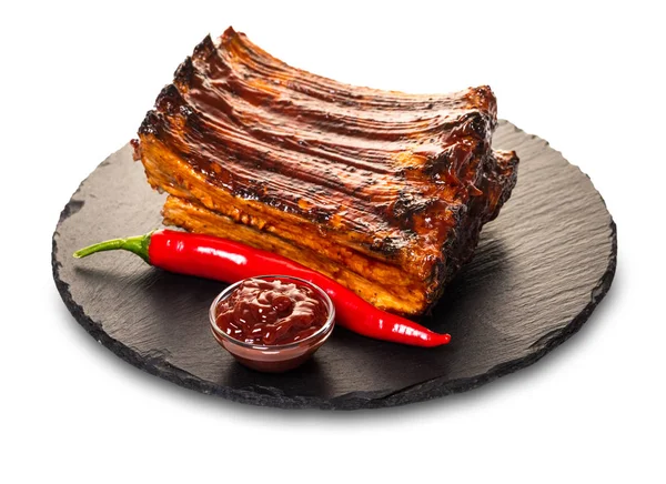 beyaz izole arka plan üzerinde biber sosu ile ızgara kaburga