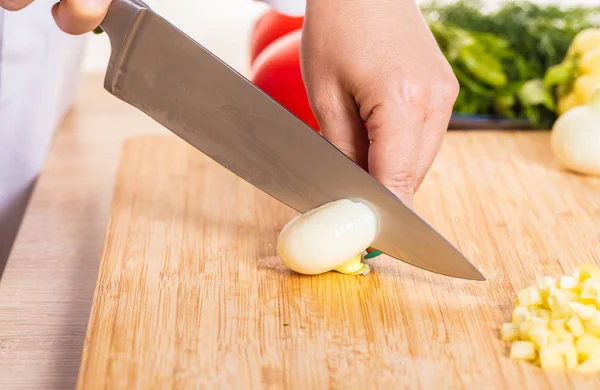 Cook Taglia Cipolle Con Coltello Tavola Legno — Foto Stock