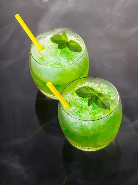 Mojito Alcoólico Coquetel Gelo Fundo Preto — Fotografia de Stock