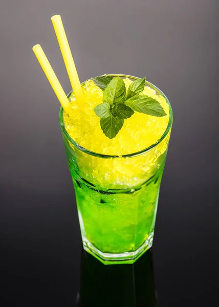 Cocktail Mojito Aus Eis Auf Schwarzem Hintergrund — Stockfoto