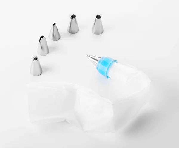 beyaz bir arka plan üzerinde izole nozullar ile yeni pişirme çantası