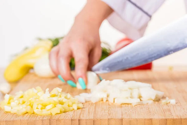 Cook Taglia Cipolle Con Coltello Tavola Legno — Foto Stock