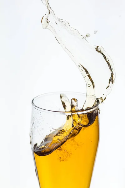 Розщеплення Пива Склянки Білому Тлі — стокове фото