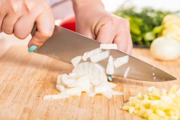 Cook Taglia Cipolle Con Coltello Tavola Legno — Foto Stock