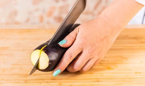 Cuoco Taglia Melanzane Con Coltello — Foto Stock